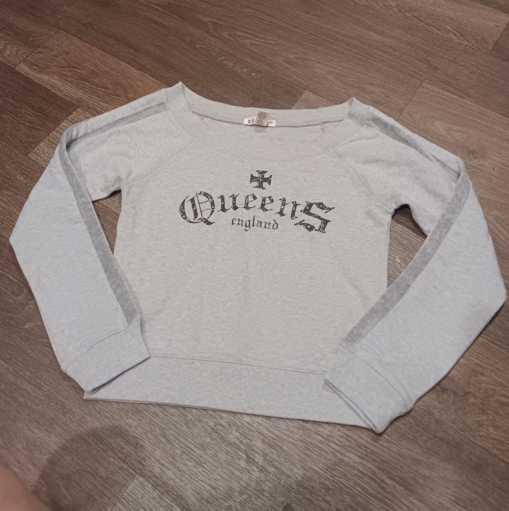 Be Right Back Light Gray Queens England Sweatshirt Sz S